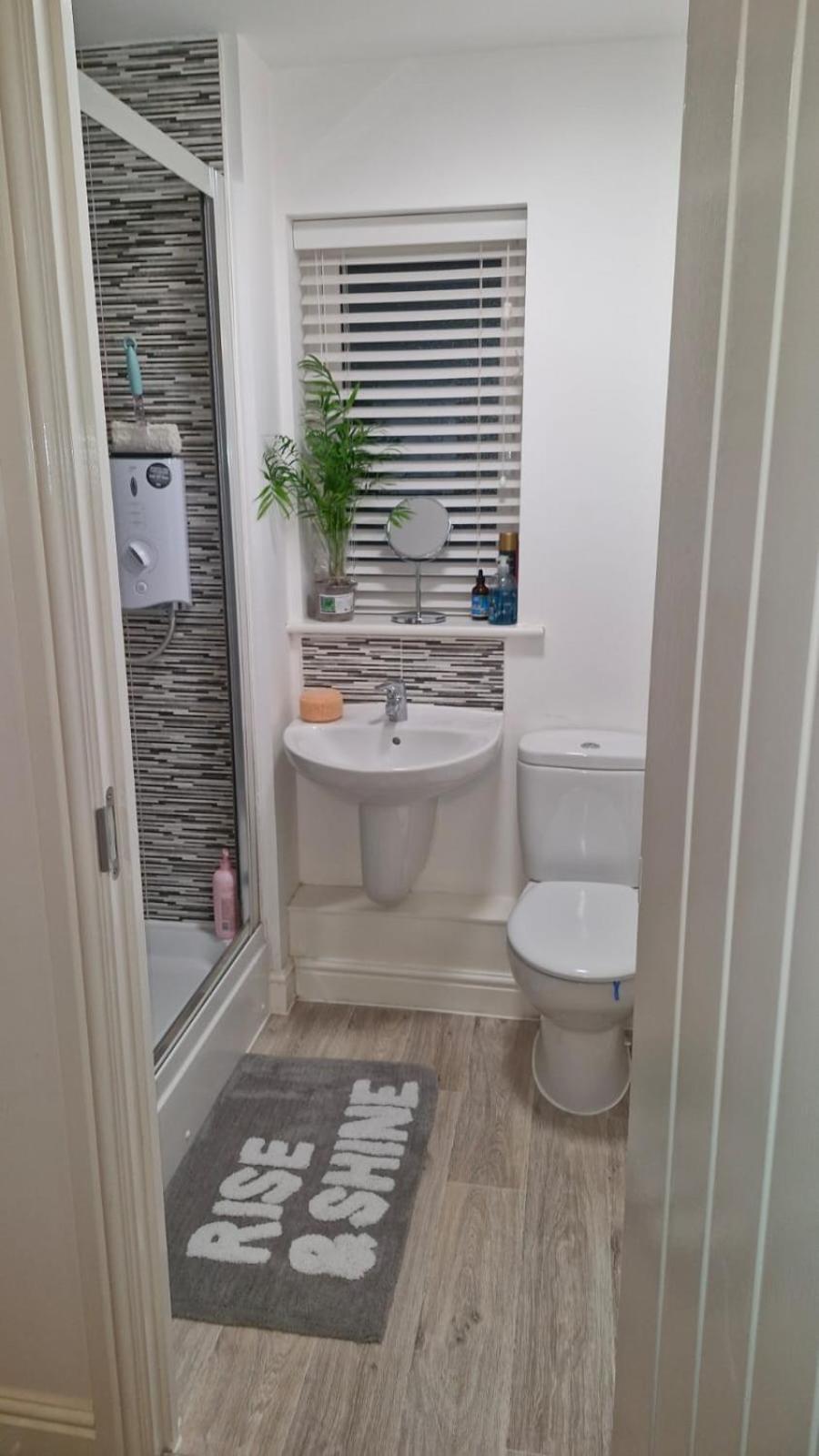 Modern Double Room With En-Suite, Parking & Fast Wifi - Close To Beach Sandgate Kültér fotó