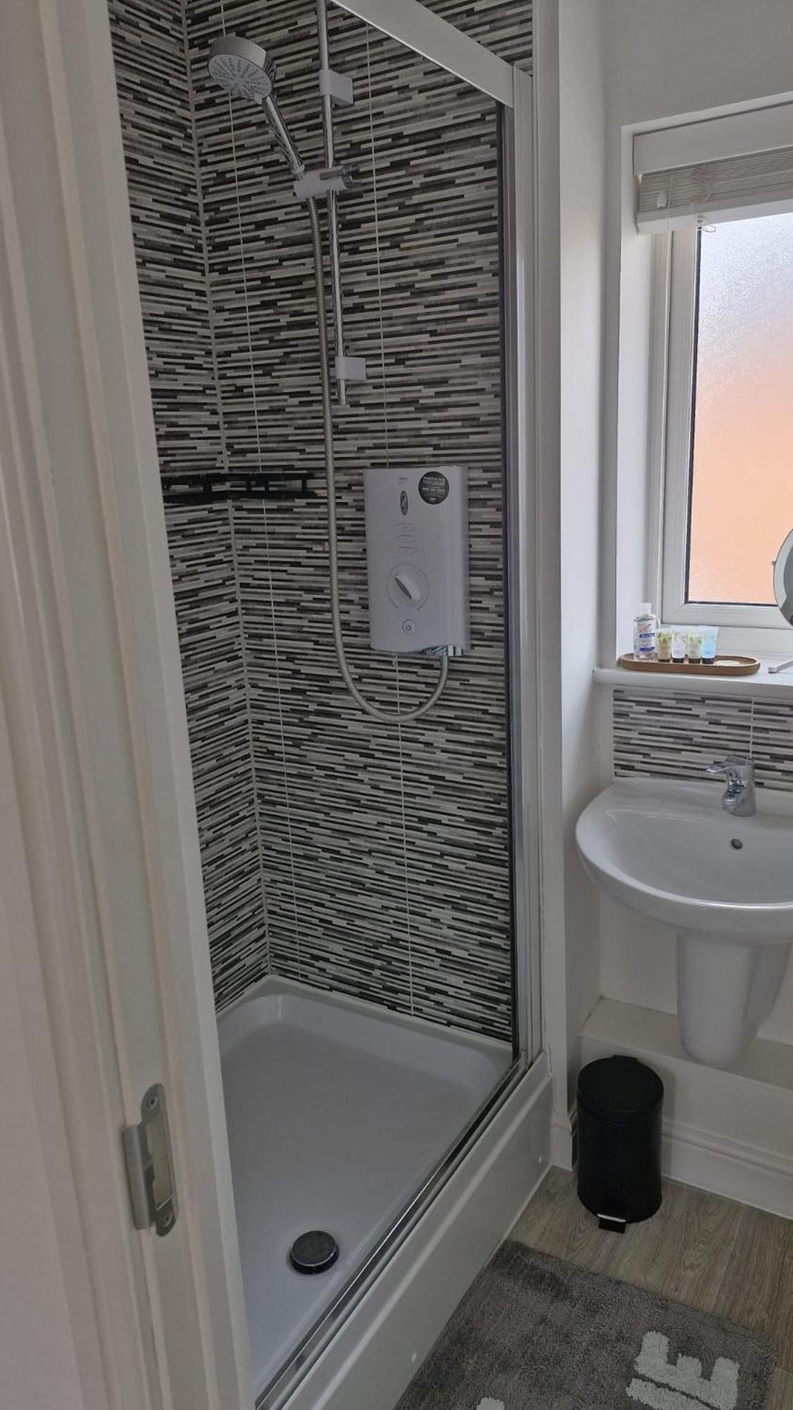 Modern Double Room With En-Suite, Parking & Fast Wifi - Close To Beach Sandgate Kültér fotó